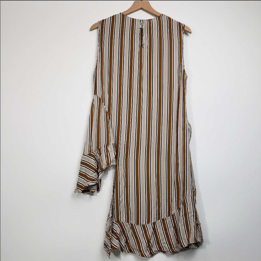 •Zara Asymmetrical Top• - Picture 2 of 4